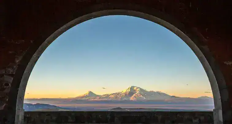 L’Arco di Charents con vista sul Monte Ararat