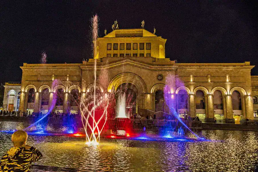 Singende und tanzende Springbrunnen am Platz der Republik — Jerewan