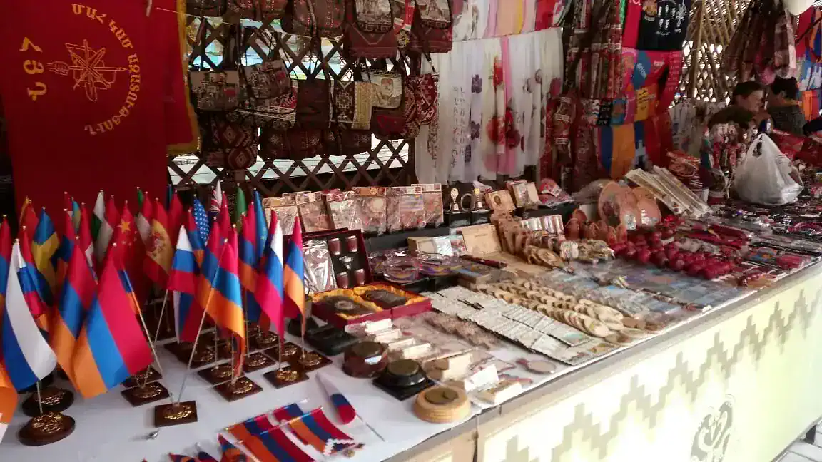 Vernissage Market