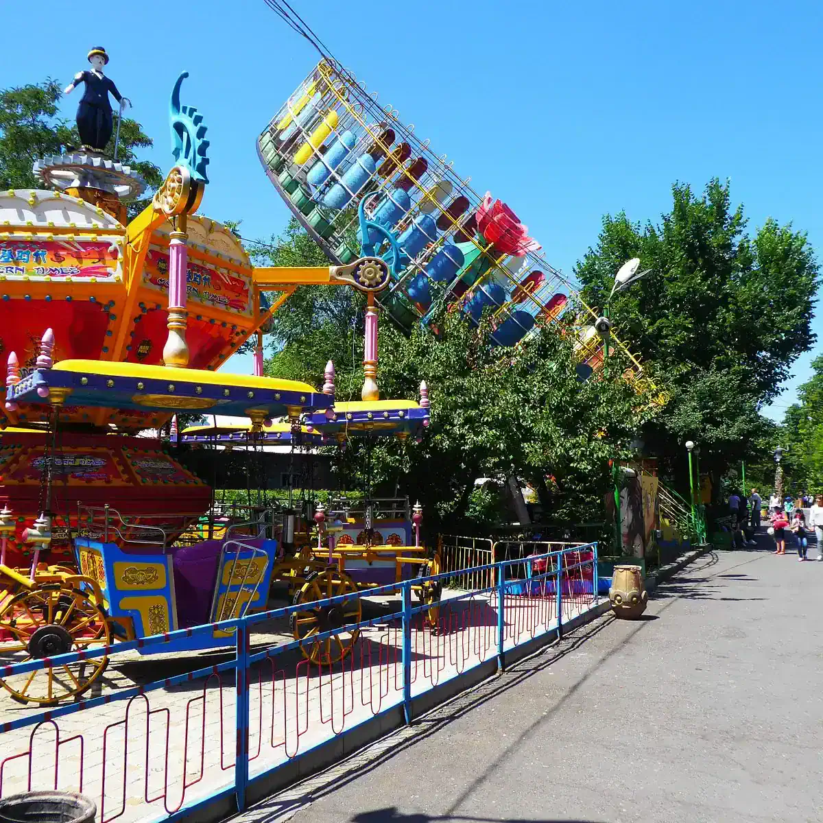 Victory Park rides & Ferris wheel
